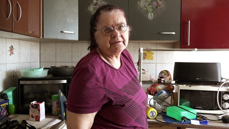 Brigitte (70) freut sich auf ihren neuen Kühlschrank – Bild: RTLZWEI