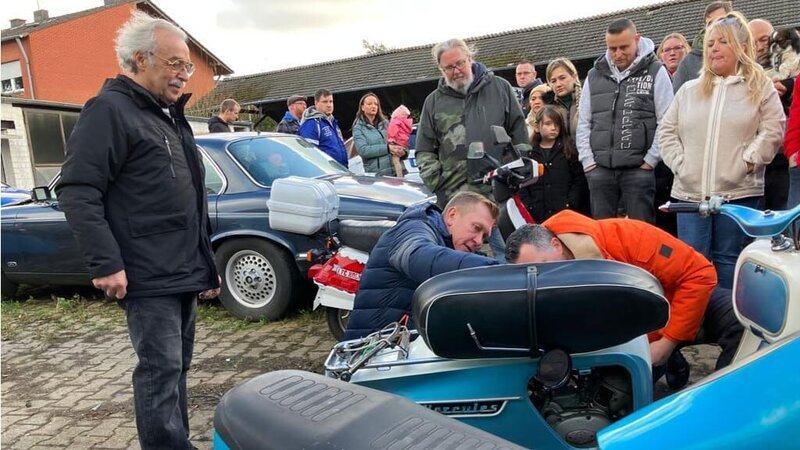 Es gilt einen ganzen Fuhrpark an Fahrzeugen zu verkaufen – zum Glück ist das Ottos Spezialgebiet. Foto, li.: Josef – Bild: RTL Zwei