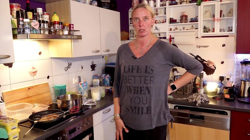 Katrin möchte die Finanzen aufstocken und ist interessiert an einem Job als Reinigungskraft – Bild: RTLZWEI