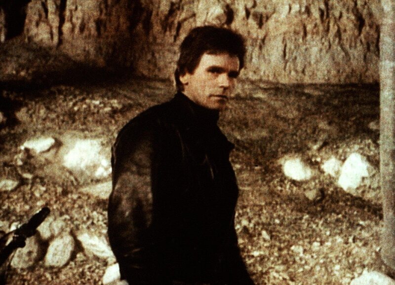 MacGyver (Richard Dean Anderson) denkt am Strand an seine alte Freundin Amy Austin. – Bild: Kabel Eins Classics