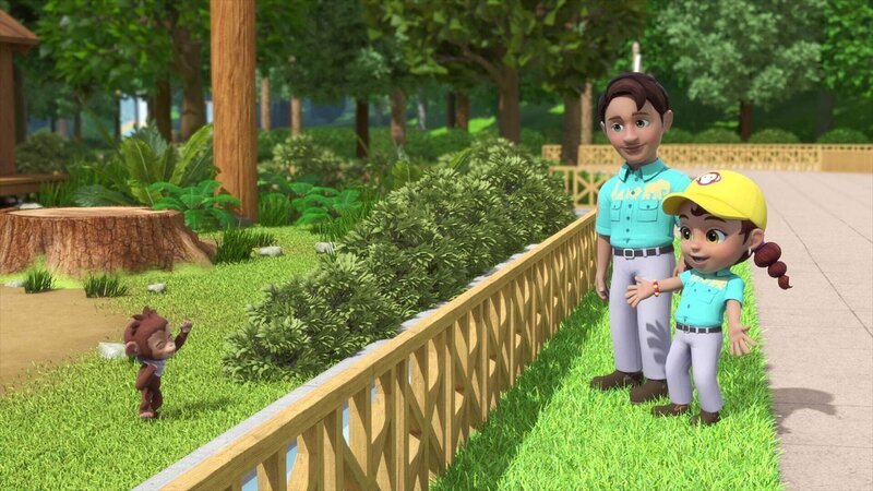 Suri (re.) wohnt mit ihrem Vater in Kuala Lumpur, der Hauptstadt von Malaysien. Ihr Papa ist Zoowärter und für die Orang-Utans zuständig. Suri hat für das Orang-Utan-Baby Tan (li.) bei den Super Wings eine Schaukel bestellt. – Bild: FUNNYFLUX /​ ALPHA ALL RIGHTS RESERVED