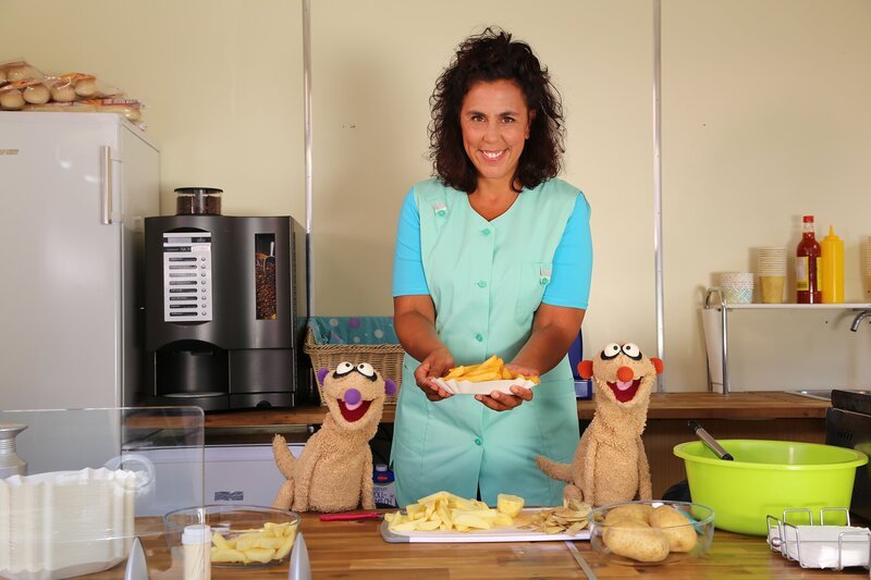 Jan und Henry werden von einem Geräusch geweckt und finden heraus, warum das Rotkäppchen Boxunterricht nimmt. – Bild: rbb/​bigSmile