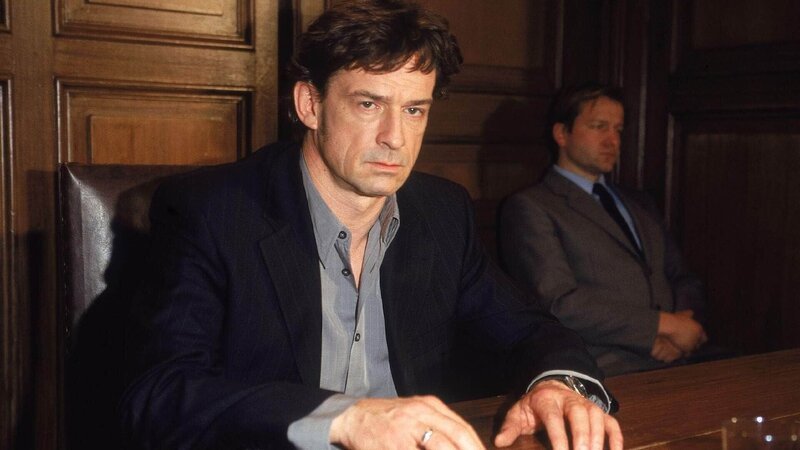 Der Angeklagte Claus Jacoby (Thomas Sarbacher) muss vor Gericht den Ausführungen der Staatsanwaltschaft zuhören, die ihn schwer belasten. – Bild: MG RTL D /​ Rolf Baumgartner