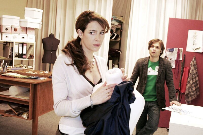 Nora (Julia Malik, l.) versucht stark zu sein und will zu Bruno (Tim Sander, r.) wieder mehr Distanz. – Bild: SAT.1