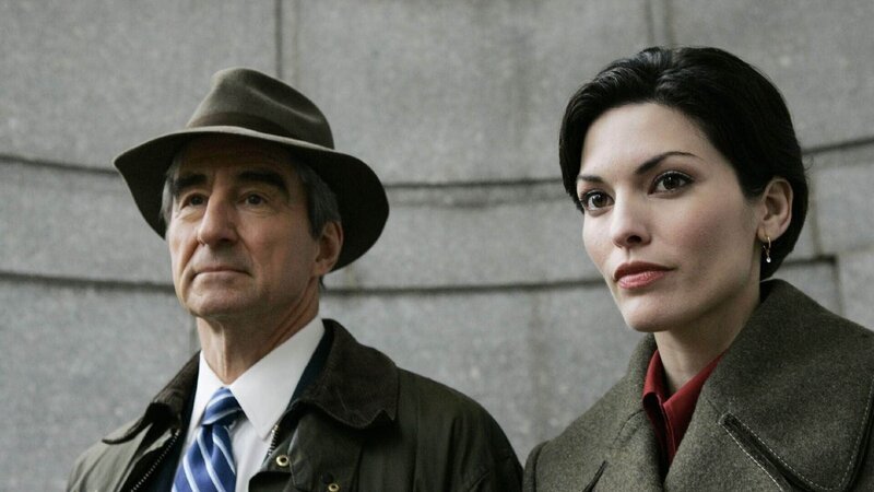 Staatsanwalt McCoy (Sam Waterston) und seine Kollegin Connie Rubirosa (Alana De La Garza) suchen nach dem Mörder von Charles Dillon, dem Chefjustiziar einer Aktienfirma. – Bild: RTL