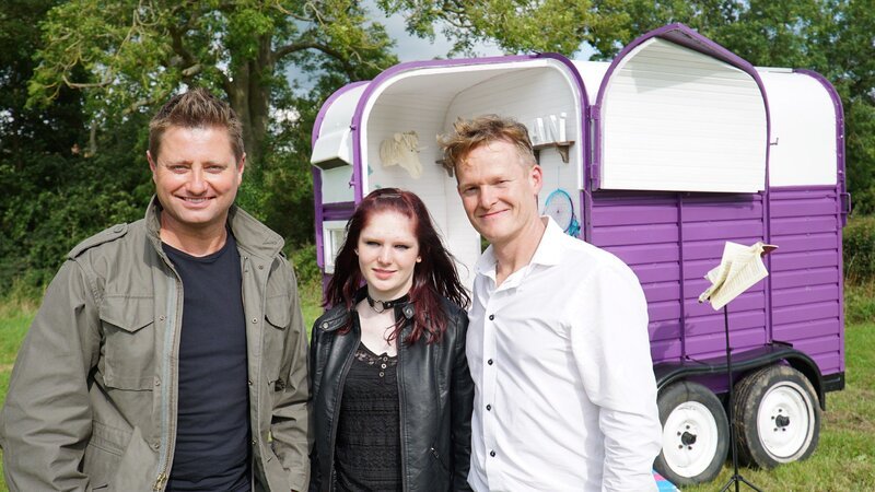 Moderator George Clarke (l.) mit der 14 jährigen Fran (m.) vor ihrem umgebauten Pferdetransporter. – Bild: RTL /​ PLUM PICTURES LIMITED