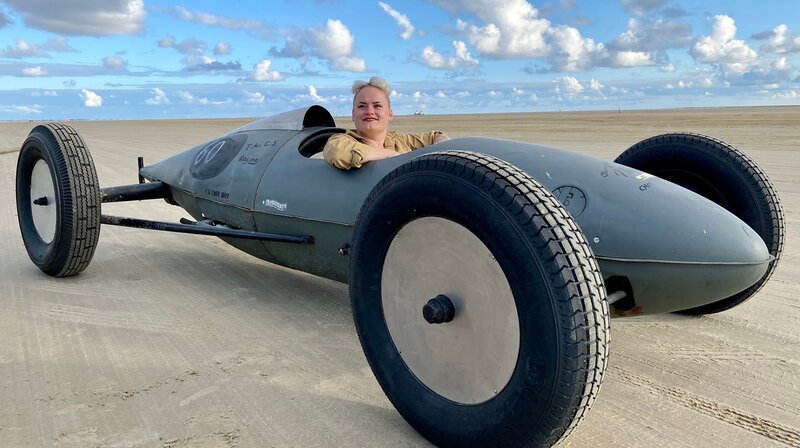 Mia Strandgaard will das historische Hotrod-Rennen auf Rømø unbedingt gewinnen – in ihrem „Belly-Racer“, zusammengebaut aus einem alten Flugzeugtank. – Bild: NDR/​nonfictionplanet/​Till Lehmann