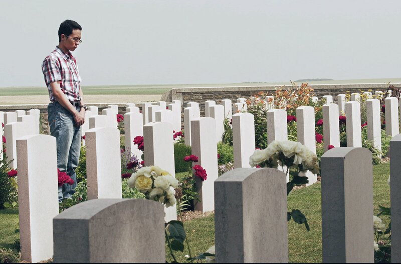 Der Student Zhang Yan an den Gräbern seiner Landsleute: Tausende Chinesen starben als Arbeiter im Ersten Weltkrieg. – Bild: Rare Earth Media Inc./​Norm Li/​Jordan Paterson