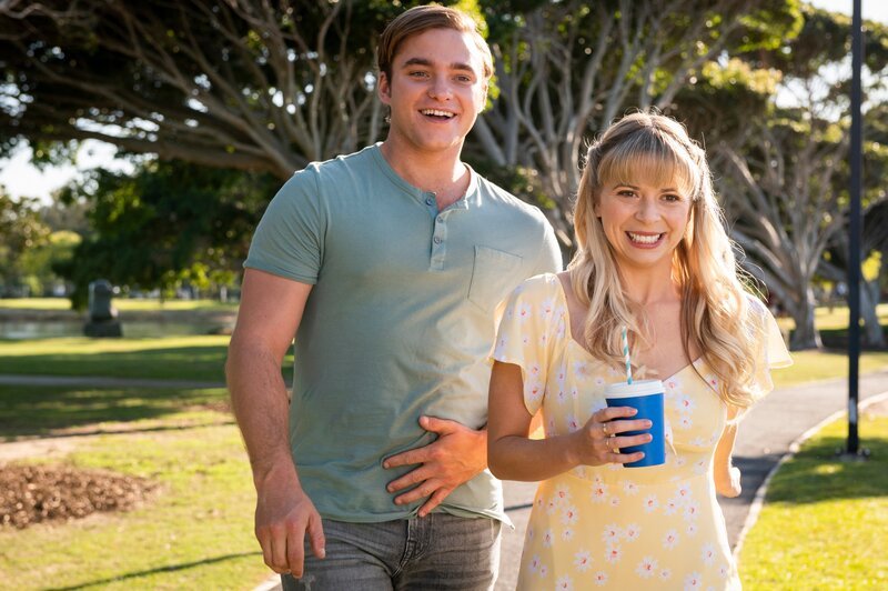 Ben (Matthew Manahan, l.) und Lily (Mia Milnes, r.) bei ihrer ersten Verabredung. Die beiden verleben einen schönen Tag im Park. – Bild: ZDF/​2020 Jonathan M. Shiff Productions/​Mark Taylor