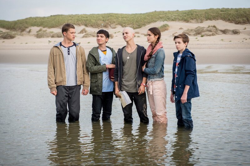 V.l.: Die Clubmitglieder Jonas (Damian Hardung, Toni (Ivo Kortlang), Leo (Tim Oliver Schultz), Emma (Luise Befort) und Hugo (Nick Julius Schuck) nehmen Abschied von einem guten Freund. – Bild: VOX /​ Martin Rottenkolber