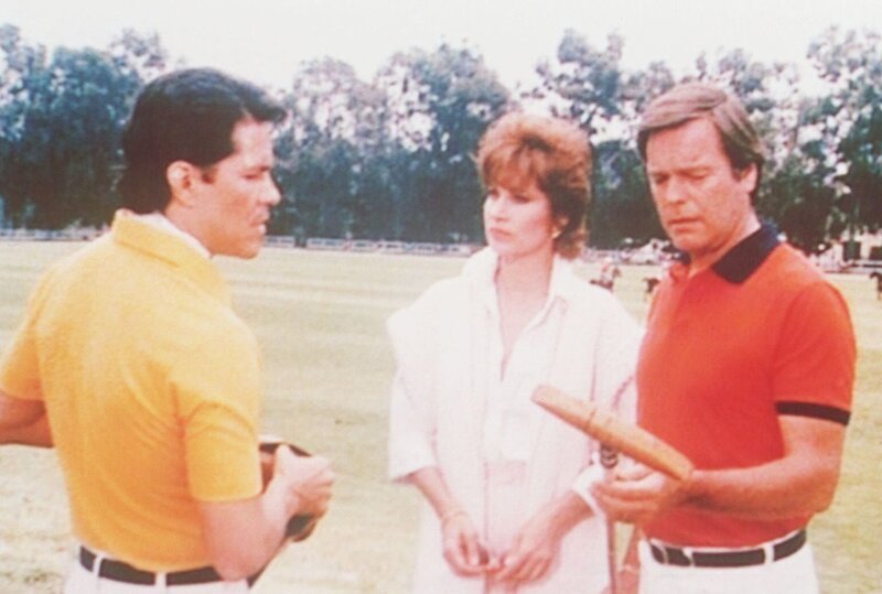 Der argentinische Polospieler José (A. Martinez, l.) schenkt Jonathan (Robert Wagner, r.) einen traditionsreichen Schläger. Jennifer (Stefanie Powers, M.) fühlt sich ebenfalls geehrt. – Bild: ProSieben Media AG