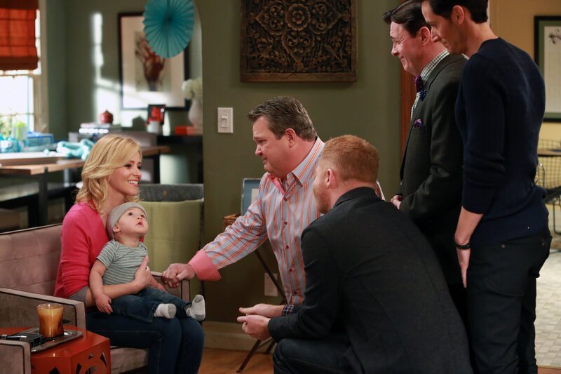 V.l.: Sal (Elizabeth Banks) mit Sammy, Cameron (Eric Stonestreet), Mitchell (Jesse Tyler Ferguson), Pepper (Nathan Lane), Ronaldo (Christian Barillas) – Bild: ViacomCBS