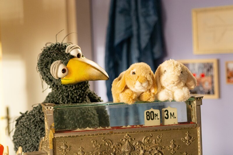 Welcher Hasi ist Rudi (Lennart Morgenstern) der liebste? Der funkelnagelneue oder der kaputte alte? – Bild: ZDF/​AEDT