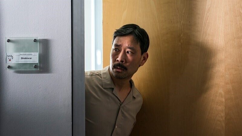 Herr Chung (Ill- Young Kim) steht vor einem äußerst peinlichen Problem. – Bild: mdr/​Saxonia Media/​Thomas Dietze