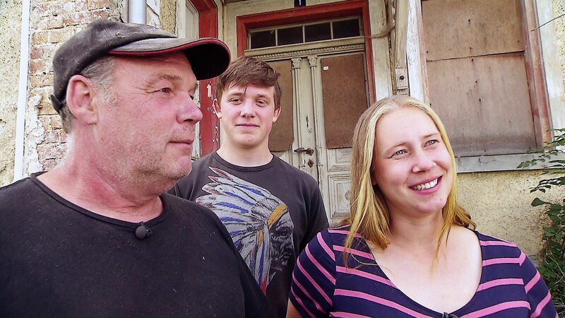 Angela (re.) und Boris (li.) haben für nur einen Euro ein ehemaliges Schwesternwohnheim mit 600 Quadratmetern Wohnfläche erstanden. Leider ist das Schnäppchenhaus eine Ruine. – Bild: RTL II