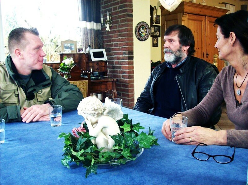 Peter und sein Sohn Pierre sind begeisterte Autobastler und haben jede Menge Ersatzteile und anderes „Brauchbares“ gehortet. Eigentlich ein leichter Fall für Verkaufsprofi Otto Schulte (ganz links). Aber die Sachen sind zum Großteil in einem erbärmlichen Zustand. – Bild: RTL II