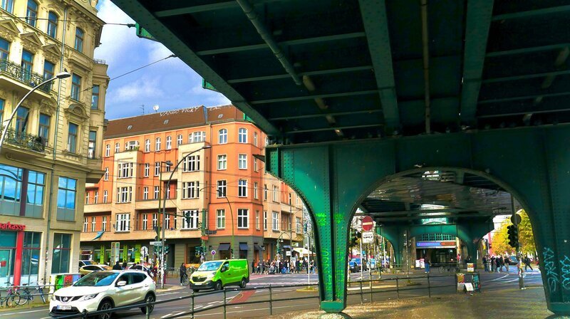 Die Schönhauser Allee ist der große Boulevard im Osten Berlins. U-Bahntrasse der U2. – Bild: rbb
