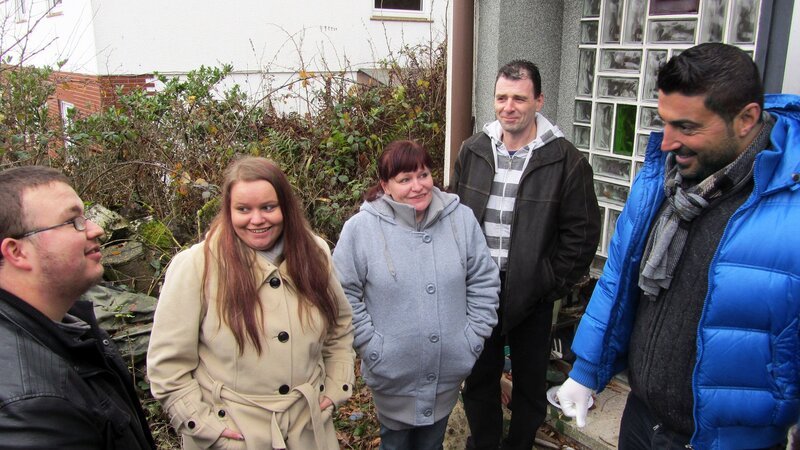 Foto, v.li.n.re.: Tristan, Sarah, Beate, Franck und Trödelprofi Sükrü Pehlivan – Bild: RTL II – Recht zum Abdruck/​Darstellung zeitlich/​sachlich beschränkt auf die Bewerbung der Sendung