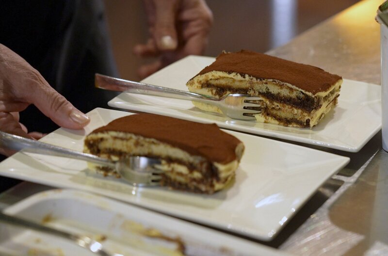 In Kaffee getränkte Löffelbiskuits, cremige Schichten aus Mascarpone und Kakaopulver als Abrundung: Der italienische Dessert-Klassiker ist in Venetien ein Muss. – Bild: ARTE F /​ Elephant Doc