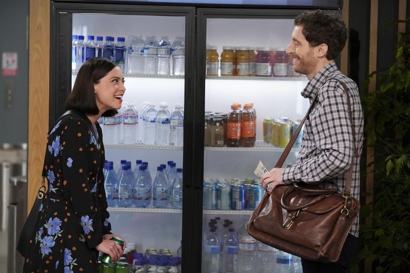 Adriana (Rosa Salazar, l.); Drew Dunbar (Thomas Middleditch, r.) – Bild: 2021 CBS Broadcasting, Inc. All Rights Reserved. /​ Michael Yarish Lizenzbild frei