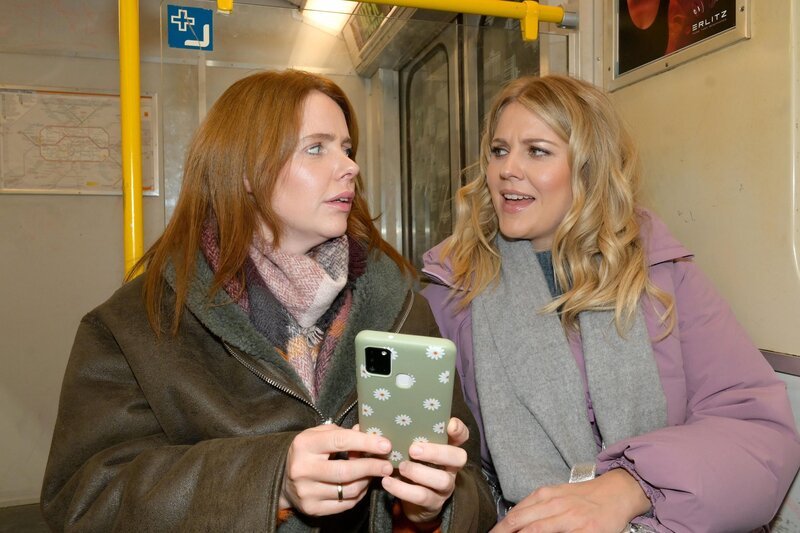 Toni (Olivia Marei, l.) und Alicia (Josefin Bressel) können sich die Mail von Erik nicht erklären. – Bild: RTL /​ Rolf Baumgartner /​ Rückfall