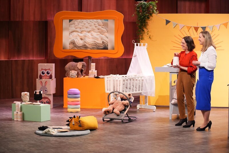 Manuela Miller-Feigl (l.) und Franziska Nowak präsentieren die nachhaltige Textilwindel kniti. Sie erhoffen sich ein Investment von 400.000 Euro für 10 Prozent der Firmenanteile. – Bild: RTL /​ Stefan Gregorowius