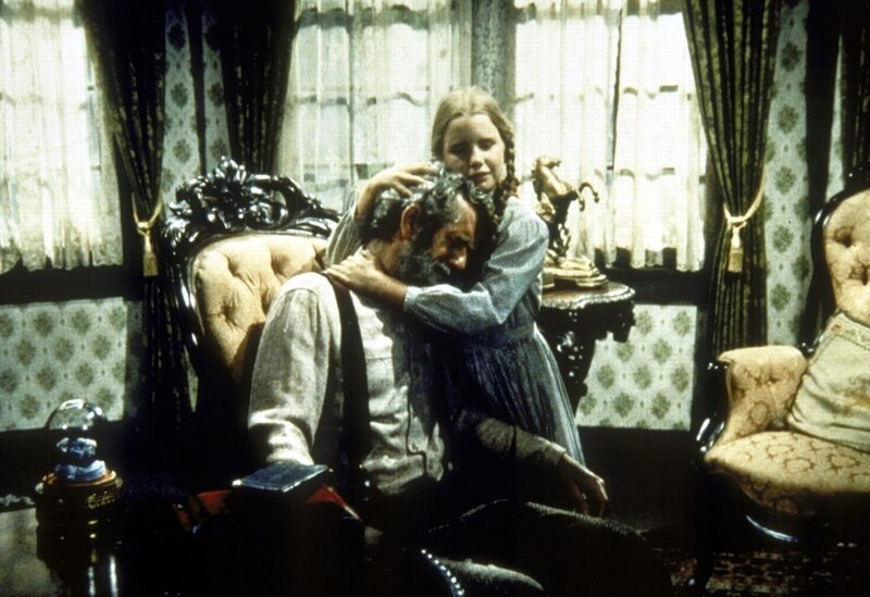 Laura (Melissa Gilbert, r.) tröstet Amos Pike (John Anderson, l.). – Bild: Sat.1 Gold