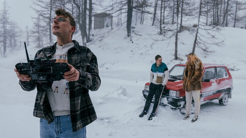 Drohnenpilot für Drogendeal, v.li.: Cedric Schild als Smetterling, Arsène Junior Page als Juni, Annalena Miano als Valmira – Bild: SRF/​Severin Nowacki