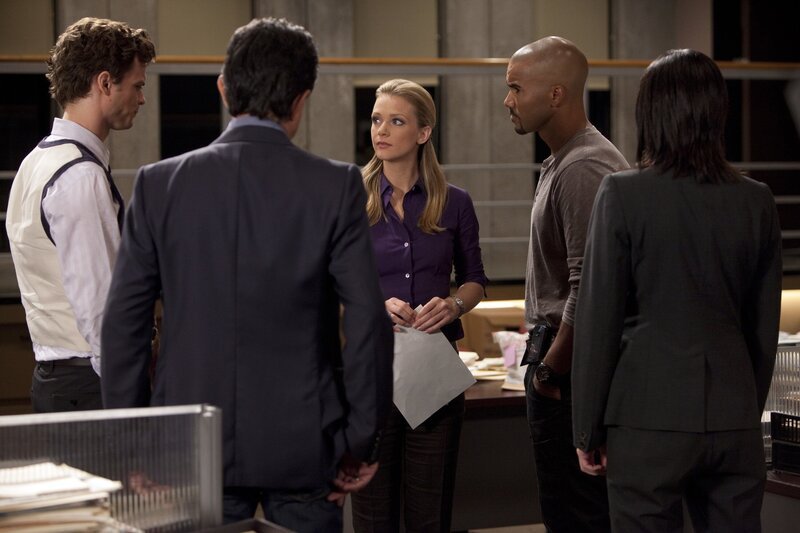 Während JJ (A.J. Cook, M.) sich damit auseinandersetzen muss, das BAU-Team zu verlassen, müssen Reid (Matthew Gray Gubler, l.), Rossi (Joe Mantegna, 2.v.l.), Morgan (Shemar Moore, 2.v.r.) und Prentiss (Paget Brewster, r.) nach Maryland, um dort einen Fall zu lösen … – Bild: American Broadcasting Companies, Inc. /​ Adam Rose