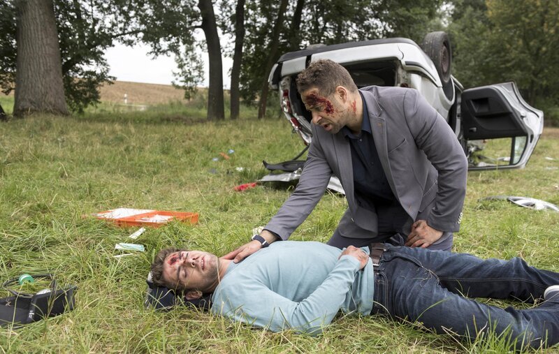 Dr. Niklas Ahrend (Roy Peter Link, l.); Dr. Matteo Moreau (Mike Adler, r.) – Bild: ProSiebenSat.1 Media SE /​ Jens-Ulrich Koch