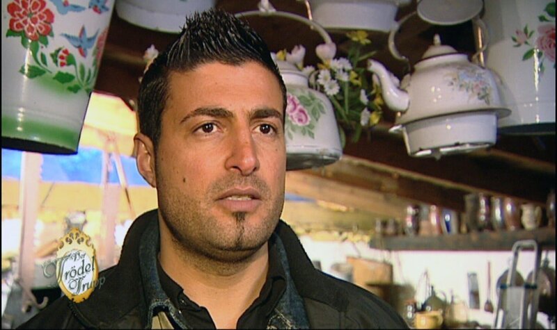 Trödelexperte Sükrü Pehlivan hat noch nie so viele Emaille-Artikel auf einem Fleck gesehen … – Bild: RTL II