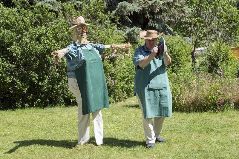 Nachbar Paschulke (Helmut Krauss) will mit großem Lärm eine Horde kleiner Spatzen aus seinem Garten vertreiben. – Bild: ZDF/​Ole Schwarz