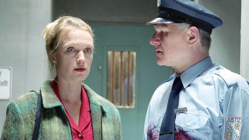 Simone (Susanne Schlenzig) hat einen weiteren Albtraum: Trotz Entlassungsschein wird sie von dem ermordeten Baumann (Armin Dallapiccola) daran gehindert, Reutlitz zu verlassen … – Bild: MG RTL D