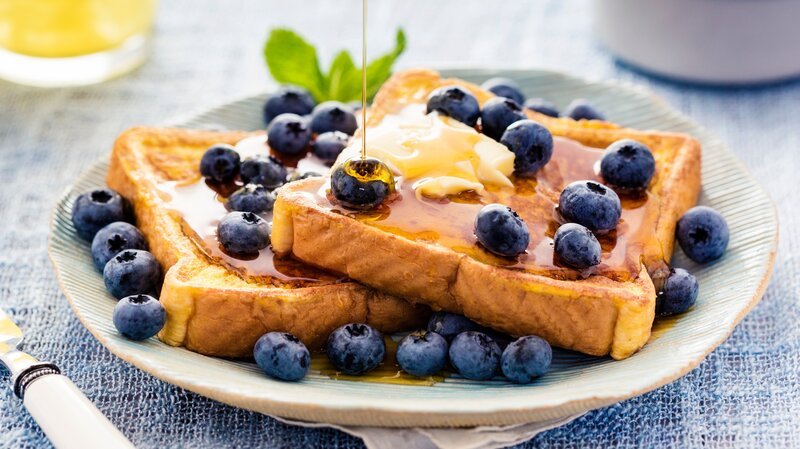French toast flavored with blueberries, butter, mint and drizzled with maple syrup. – Bild: Discovery Channel