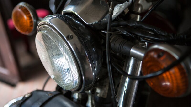 Detail with turn signal of a motorcycle. – Bild: MagMos