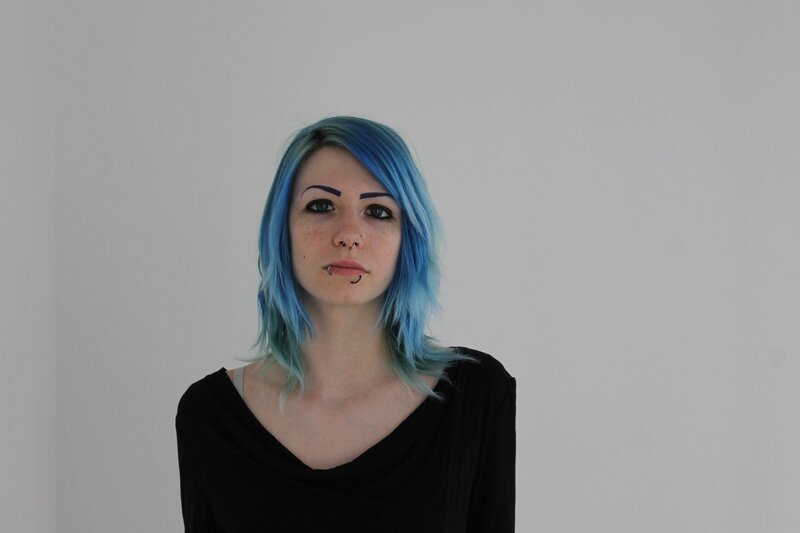 Punkerin Kat ist heute mit einem ungewöhnlichen Wunsch bei den Beauty-Profis zu Gast. Die Frontfrau einer Punk-Band möchte bei ihrem nächsten Auftritt als ihr Alter Ego Richard Reckless performen. Ob die Profis aus ihr eine waschechten Drag-King zaubern können? – Bild: Studio Lambert & all3media Int.