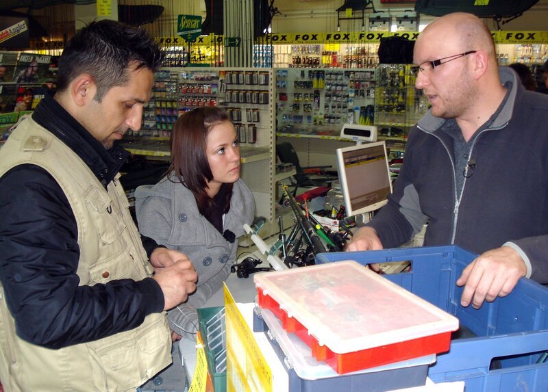 Trödelexperte Mauro Corradiono (li.) und Tatjana, Enkelin von Elisabeth, versuchen so viel Erlös wie möglich mit den Angelutensilien zu machen. – Bild: RTL II