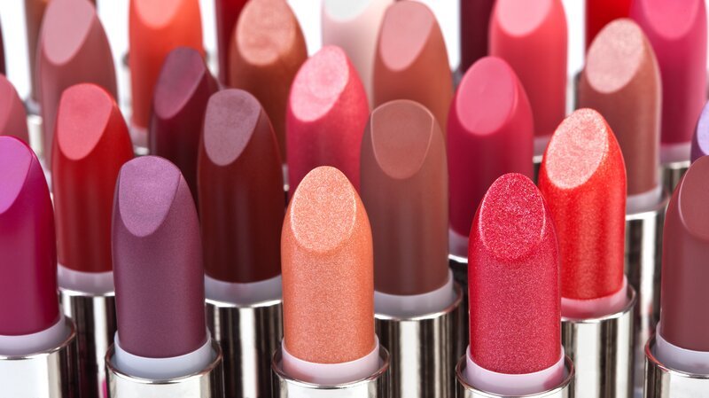 Multicolored color lipsticks isolated on white – Bild: Olga Demchishina