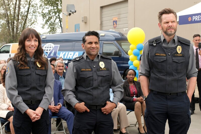 L-R: Victoria Sands (Grace Palmer), Amit Patel (Ravi Patel) and Frank Shaw (Joel McHale) – Bild: Bettina Strauss /​ FOX Entertainment