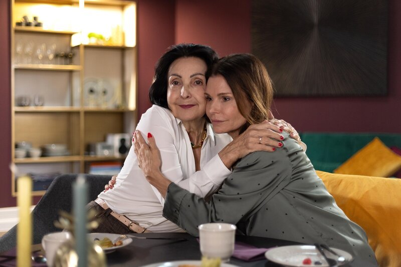 Britta (Tabea Heynig, r.) versöhnt sich mit Jutta (Ewa Teilmans) und fühlt sich ihr so nah wie seit Jahrzehnten nicht. – Bild: RTL /​ Dennis-Alexander Hundt /​ Auf ewig versöhnt