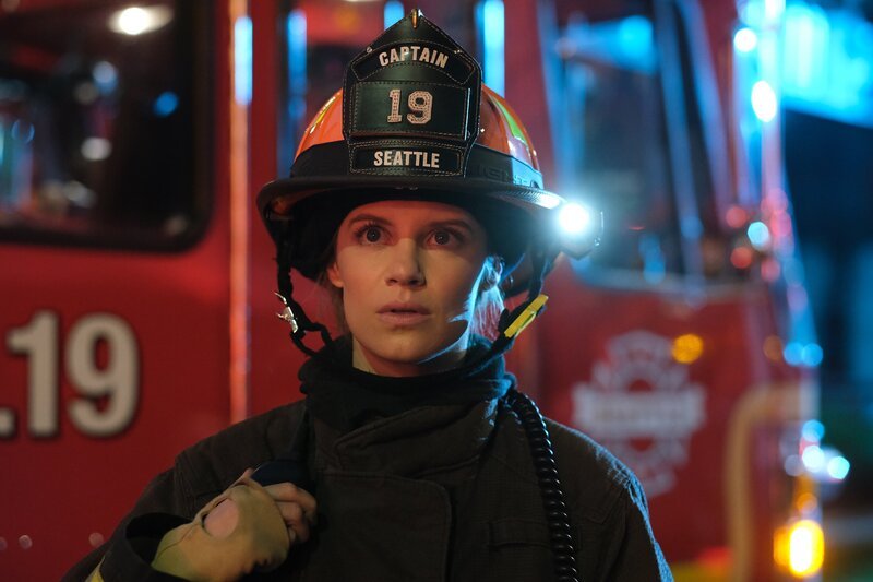 Station 19 Staffel 4 Folge 15: Gibt Anweisungen an ihre Crew: Danielle Savre als Maya Bishop. – Bild: American Broadcasting Companies, Inc. /​ Ron Batzdorff