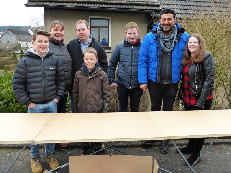 Sükrü Pehlian (2.v.r.) hat mit Familie Reinhardt auf dem Flohmarkt fast alles verkauft – Bild: RTL II