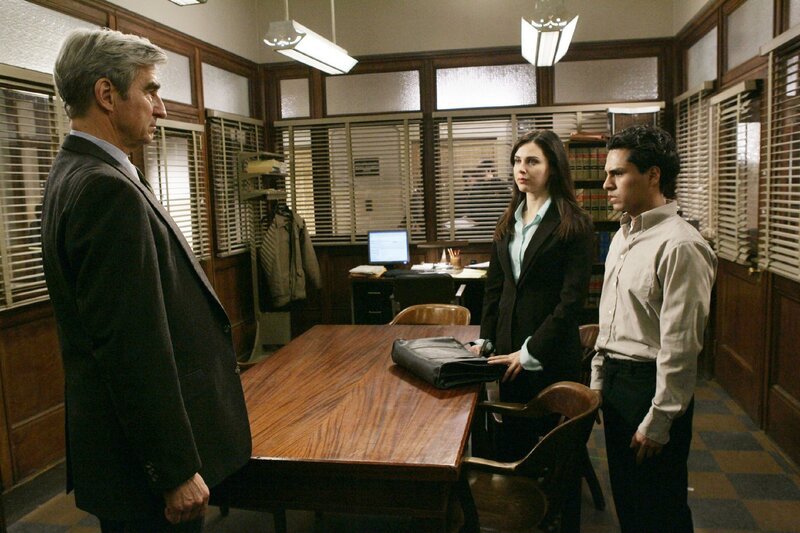 In Begleitung von Kelly Shannon (Cara Buono) wird ein weiterer Verdächtiger in dem Mordfall zur Vernehmung gebracht: Julio Rodriguez (Reza Salazar, re.), ein junger, kolumbianischer Einwanderer. Doch für Staatsanwalt Jack McCoy (Sam Waterston) soll der Fall noch komplizierter werden … – Bild: RTL