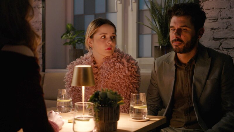 Valea (Antonia Kolano) realisiert perplex, warum Matteo (Riccardo Angelini) im Zwiespalt ist. – Bild: RTL /​ Liebe stirbt nie