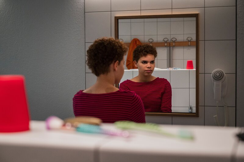 Ava (Mia Stieber) plagt ein schlechtes Gewissen. – Bild: mdr/​Saxonia Media/​Thomas Dietze