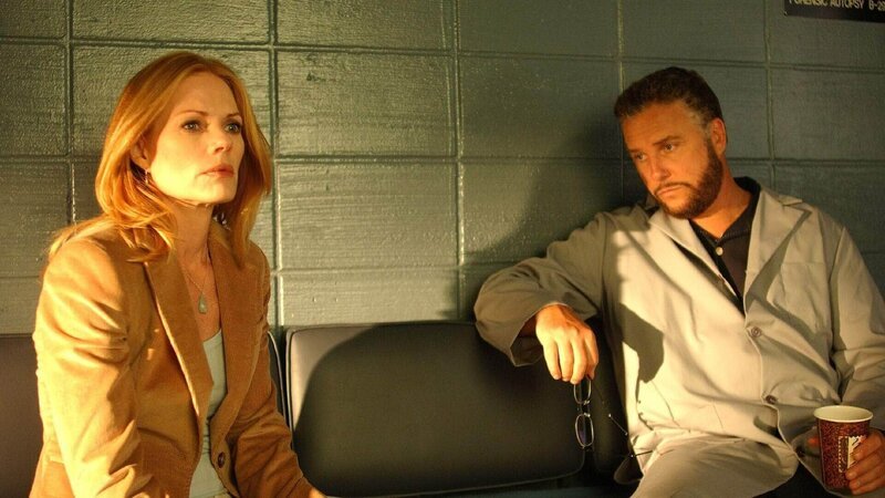 Die Suche nach einem vermissten Mädchen ist für Catherine (Marg Helgenberger) und Gil Grissom (William Petersen) der Beginn eines mysteriösen Falls. – Bild: TVNOW /​ CBS