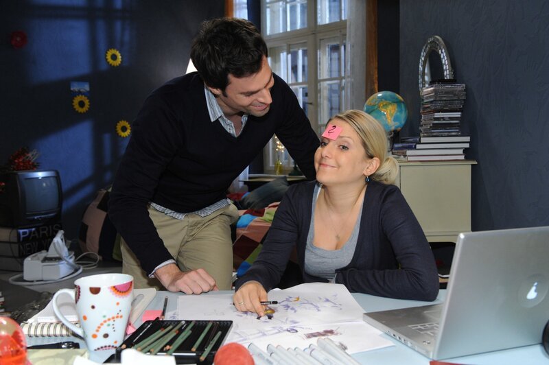 Anna (Jeanette Biedermann, r.) ist froh, dass Steve (Peter Windhofer, l.) ihr tatkräftig bei der Vorbereitung ihrer Präsentation zu Seite steht. – Bild: SAT.1 /​ Claudius Pflug