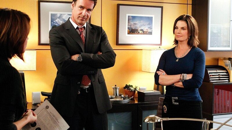 Da im Fall eines mordenden Clowns auch das FBI zu den Ermittlungen hinzugezogen wird, kommt es zu einem besonderen Aufeinandertreffen. Auch für Det. Josephine Danville (Sela Ward, r.), die somit ihren Ex-Mann, FBI-Agent Russ Josephson (David James Elliot) wiedersieht. Ob Det. Lindsay Monroe (Anna Belknap) davon weiß? – Bild: MG RTL D /​ CBS