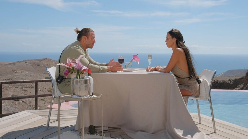 v.li.: James Lock, Yazmin Oukhellou – Bild: Paramount