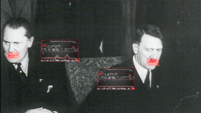 Hermann Göring (l.) und Adolf Hitler – Bild: RTL /​ MMXXI  INTERSCOOP /​ Entschlüsselt – Die geheimen Gespräche der Nazis